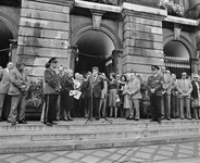 858450 Afbeelding van de aanwezigen bij de opening van de Politie Tentoonstelling in het Stadhuis (Stadhuisbrug) te ...